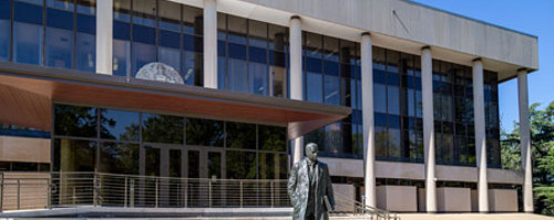 Picture of the Courts of Appeal Building in Annapolis, Maryland, on a sunny day.